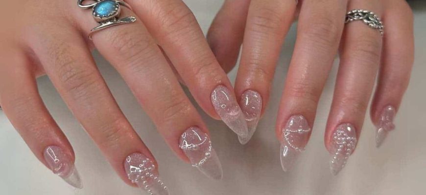 5 designs de unhas transparentes que estarão na moda em 2024!