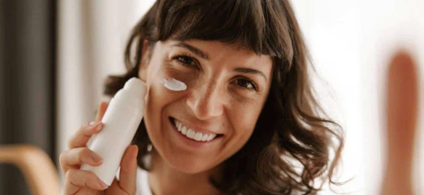 Prepare um poderoso creme para o contorno dos olhos com ingredientes caseiros