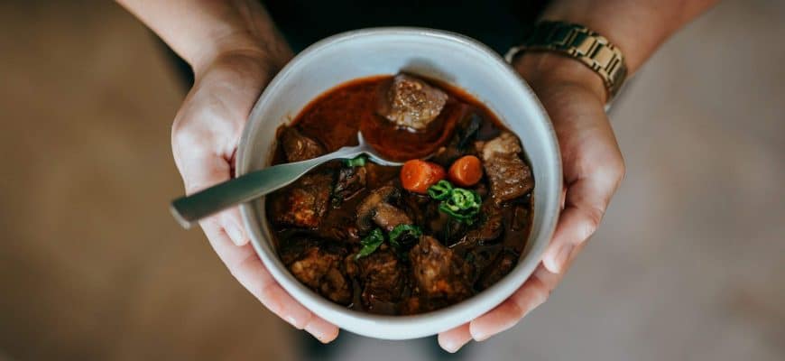 o ciorbă cu carne