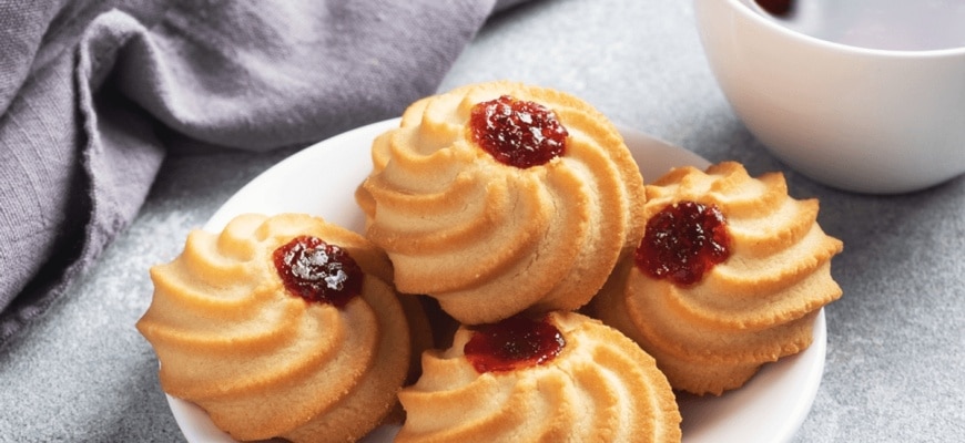 Een vast dessert.  Malse koekjes met jam