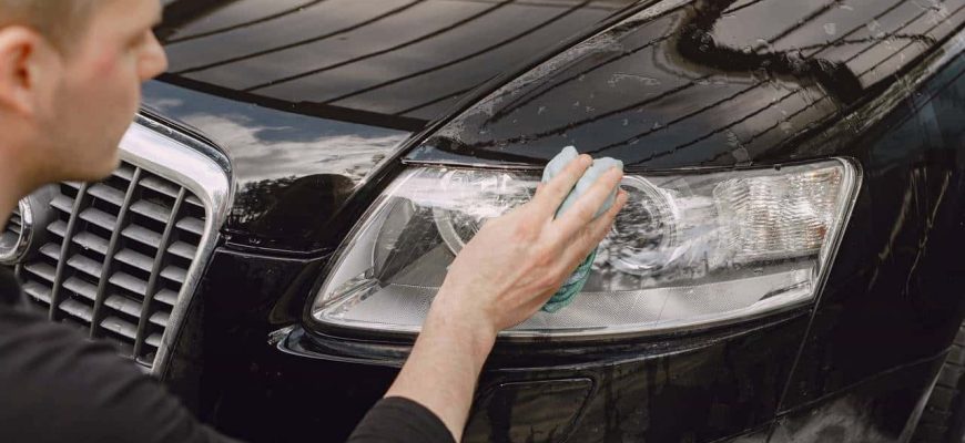 Remédios caseiros para limpar e polir os faróis do seu carro