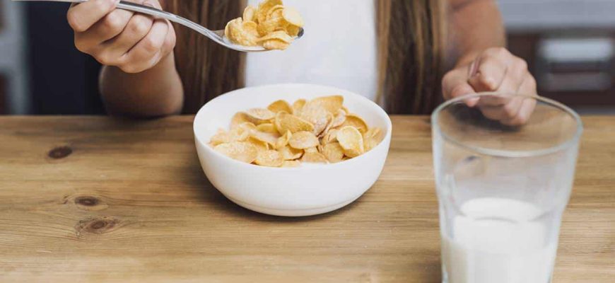 Você NUNCA deve comer esses 3 alimentos ao mesmo tempo