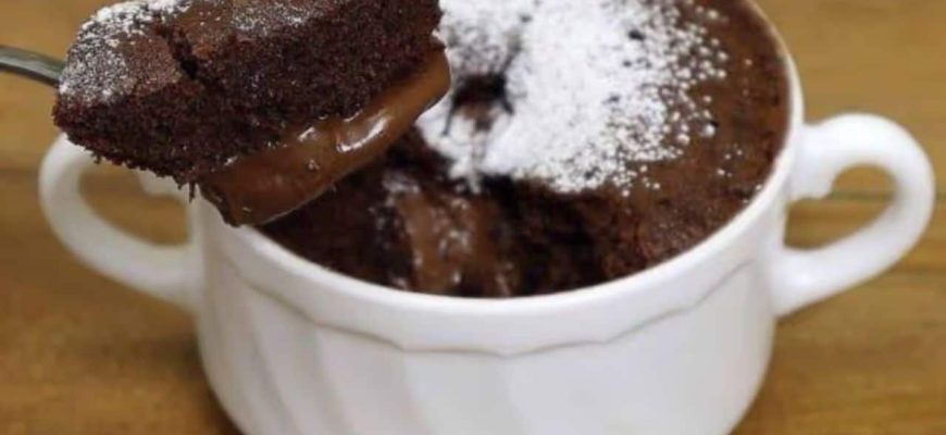 Bolo de caneca com recheio de chocolate: Receita irresistível!