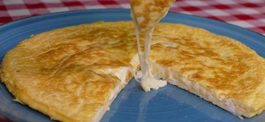 Receita de omelete francês recheado com queijo que derrete na boca