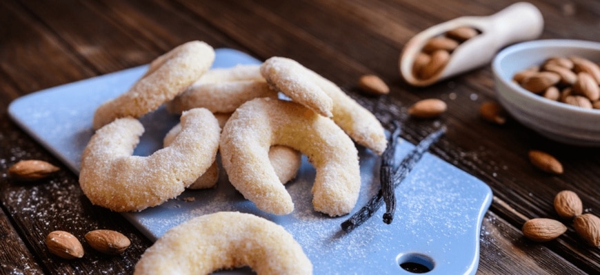 Zoete, vastende delicatessen: vanillecroissants, met amandelsmaak