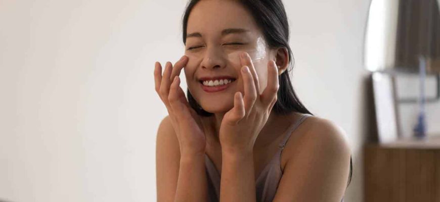 Veja como fazer a massagem facial japonesa contra rugas: 5 minutos por dia!