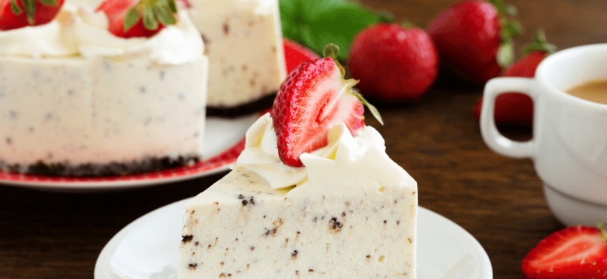 Dessertje voor het weekend.  Cake met koekjes met cacao, room en aardbeien