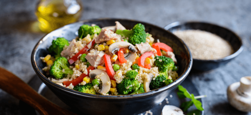 Quinoa-tonijnsalade geeft je extra vitaliteit.  Het is klaar in 20 minuten!