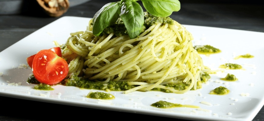 Tip voor een snelle maaltijd: spaghetti met pestosaus.  Bonus: hoe je ze voedzamer kunt maken