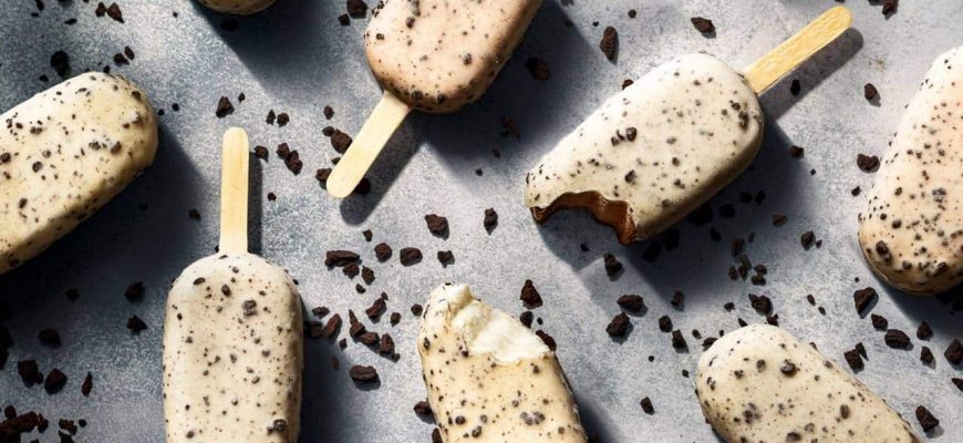 Surpreenda com esses picolés caseiros de cookies de chocolate!