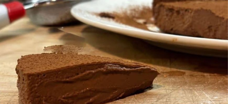 Bolo de chocolate com 2 ingredientes: A melhor receita sem farinha!