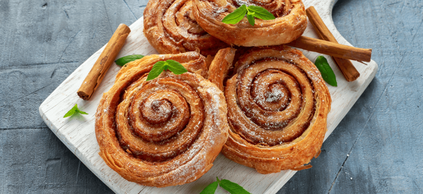 Eenvoudig en boeiend dessert: slakken met kaneel