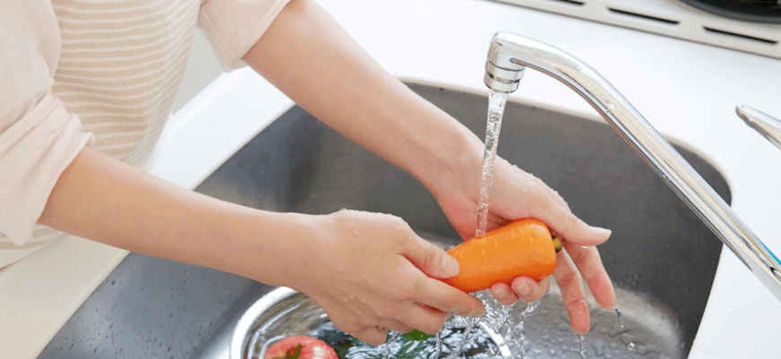 Maak jij deze fouten bij het wassen van groenten en fruit?  Ik kan je ziek maken!