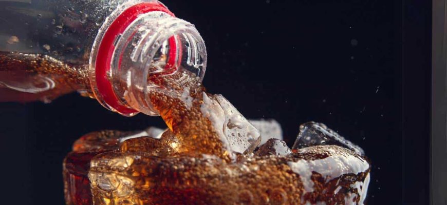 3 maneiras de usar Coca-Cola para LIMPAR que você não conhece