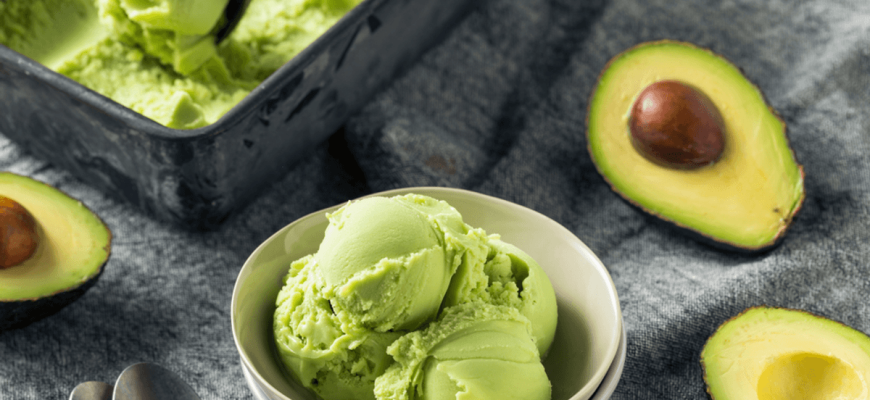 Avocado-ijs.  Het blijkt romig, perfect zonder een speciaal apparaat