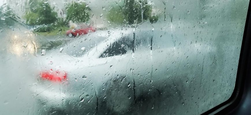 Como desembaçar os vidros do carro usando o ar condicionado?