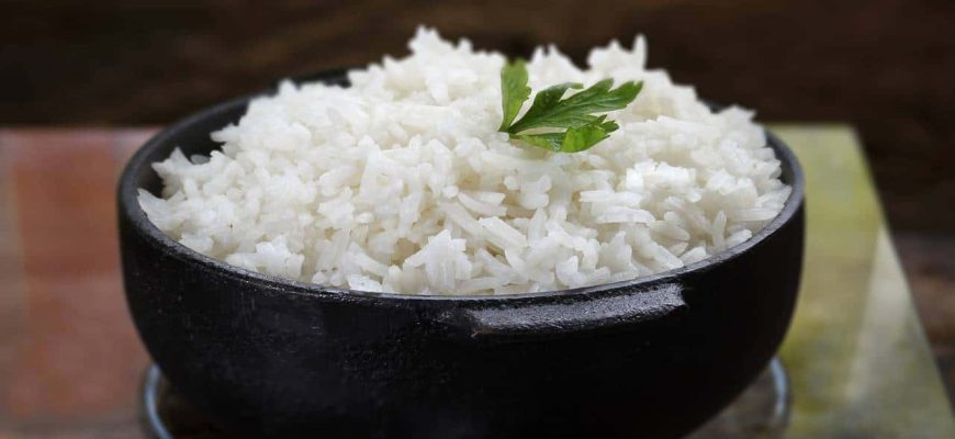 Em poucos minutos faça esse arroz de micro-ondas soltinho