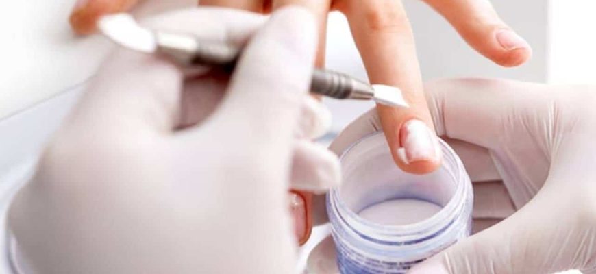 O que são unhas em pó? A técnica que substitui o gel na manicure