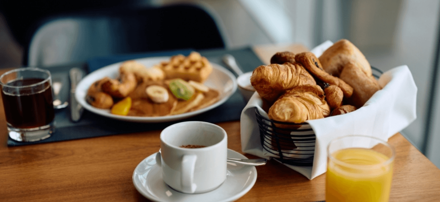 Welke voedingsmiddelen u moet vermijden bij een hotelontbijt.  Denk aan je gezondheid!