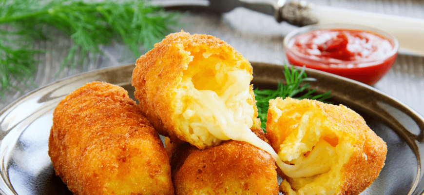 Aardappelkroketten met mozzarella.  Snacks gedurende de dag hebben charme