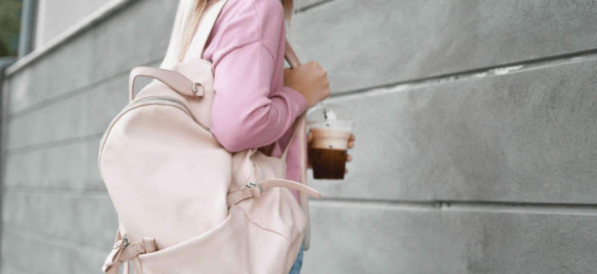 Essentiële accessoires in de garderobe en het arsenaal van een vrouw