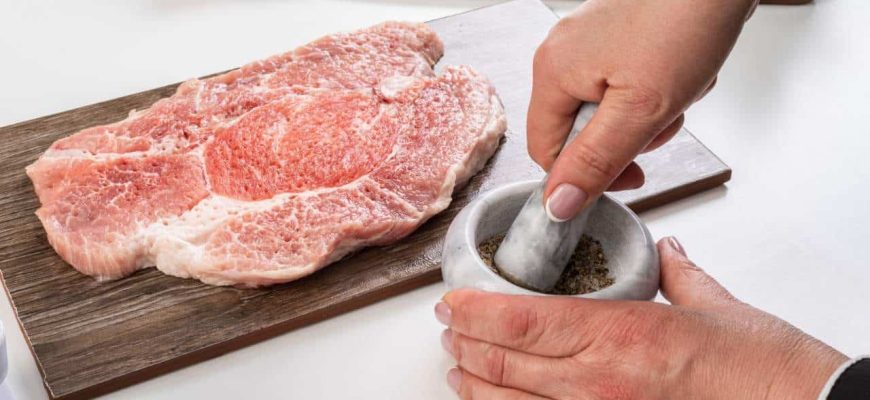 Aprenda este truque para amaciar a carne e você nunca mais comerá carne dura