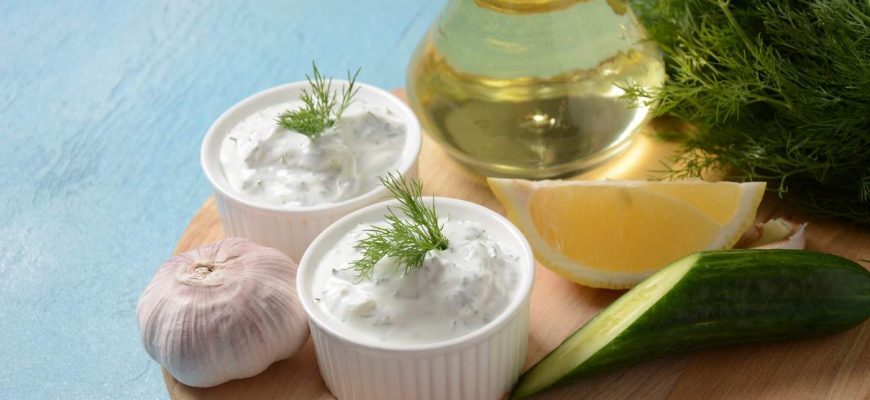 Sos tradițional grecesc pentru dip sau dressing tzatziki preparat cu castravete ras smântână iaurt ulei de măsline și mărar proaspăt.