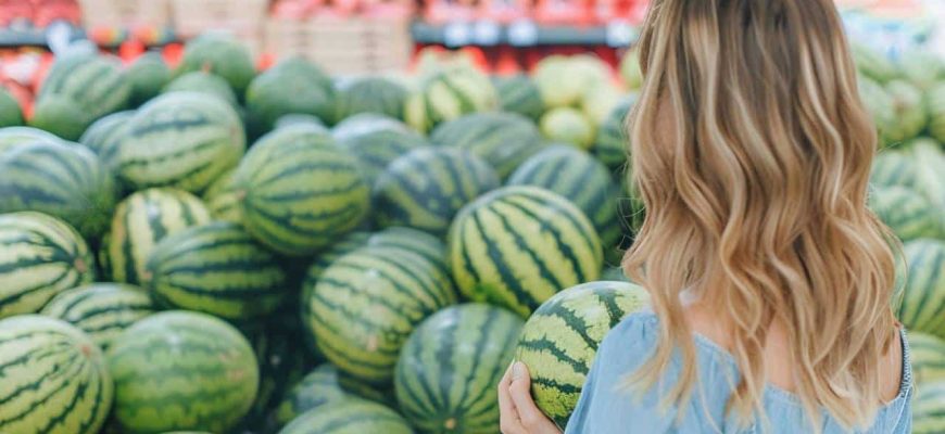 Dica para escolher a melhor melancia do supermercado sem abri-la