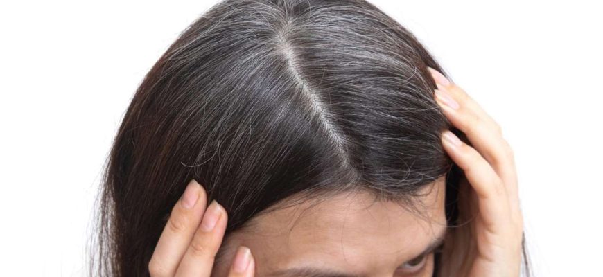 Adicione isto ao seu shampoo e evite o crescimento de cabelos grisalhos