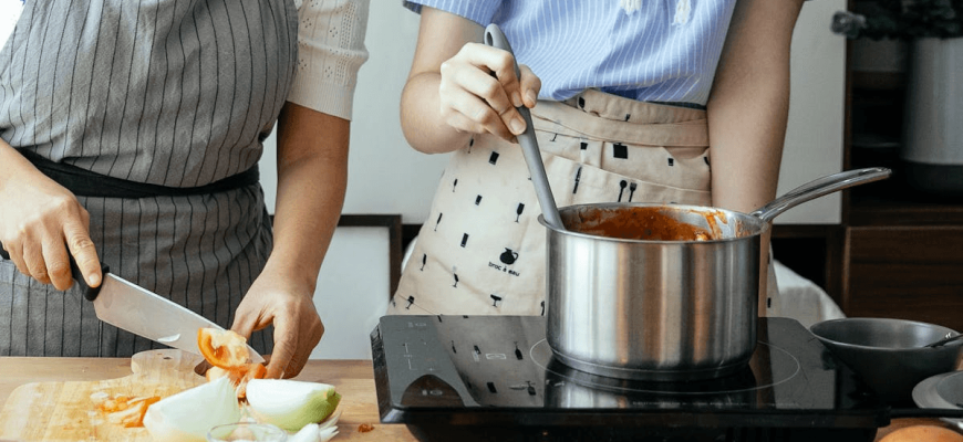 Wil je af van nare geurtjes in je keuken als je kookt?  Hier zijn enkele trucs die u hierbij kunnen helpen