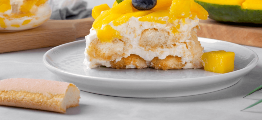 Dessert zonder baksel. Tiramisucake met mango en bosbessen