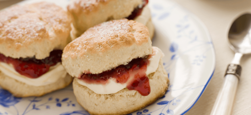 Dessertje van de dag. Koekjes met aardbeienjam en room