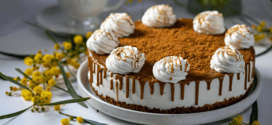 Feestelijk dessert zonder baksel. Taart met roomkaas, slagroom en karamel