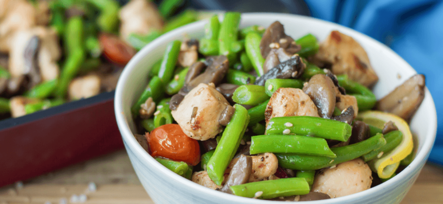 Koude salade met sperziebonen, kipfilet en champignons, voor extra eiwitten