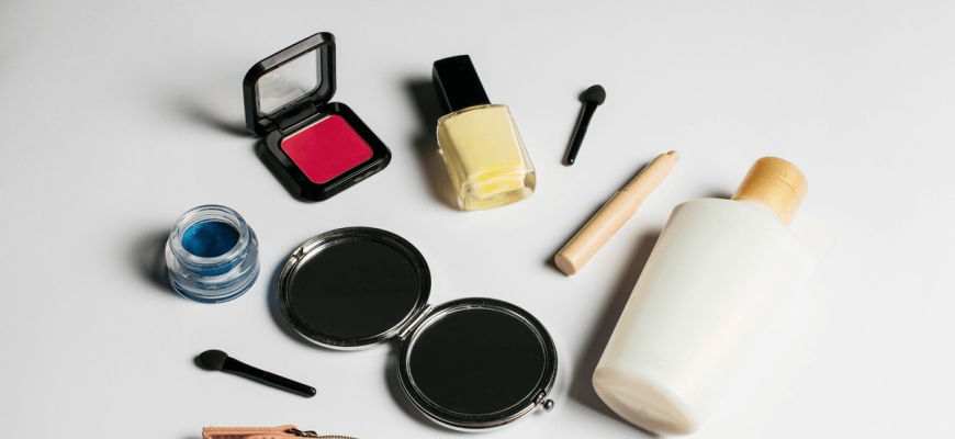 7 Make-up producten om altijd in je tas te hebben