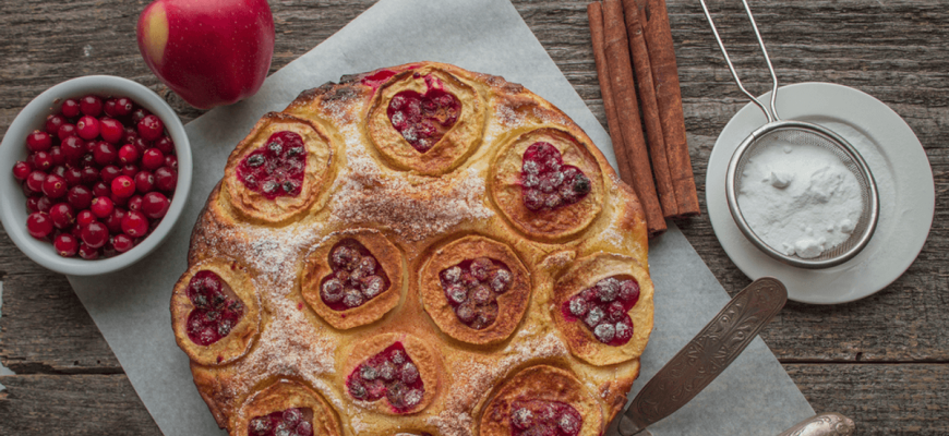 Herfstdessert. Cranberrycake met appels