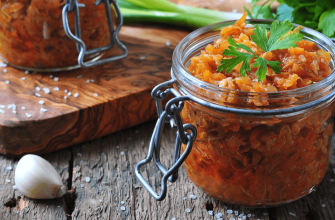 Seizoensgebonden recept. Plantaardige salade in een pot