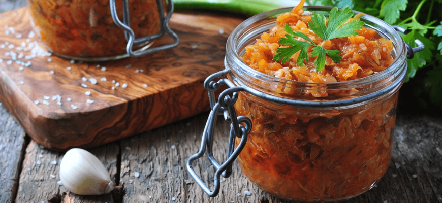 Seizoensgebonden recept. Plantaardige salade in een pot