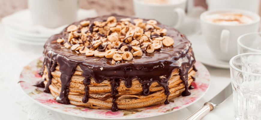 Woestijn in stappen. Pannenkoekencake met roomkaas en chocolade