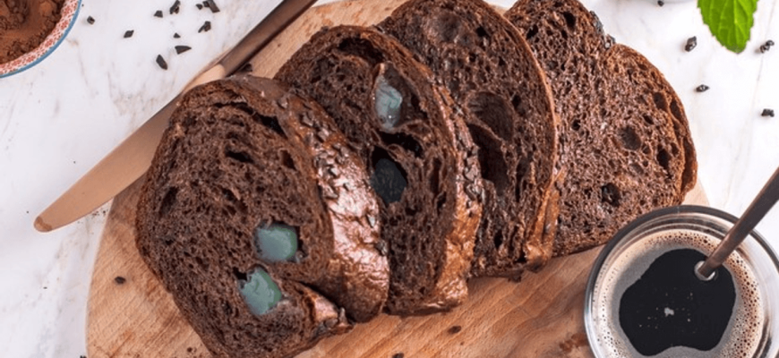 Taart met koffie, chocolade en Turkse muntstront. Begin de dag met energie!