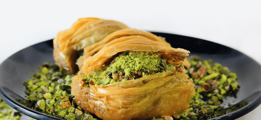 Taart met oosterse smaken. Baklava met pistachenoten