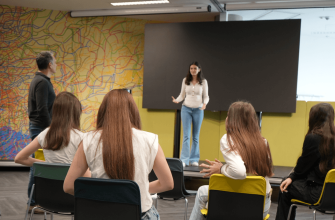 Tiener zonder vertrouwen in hem? Een communicatietrainer laat je zien wat je moet doen